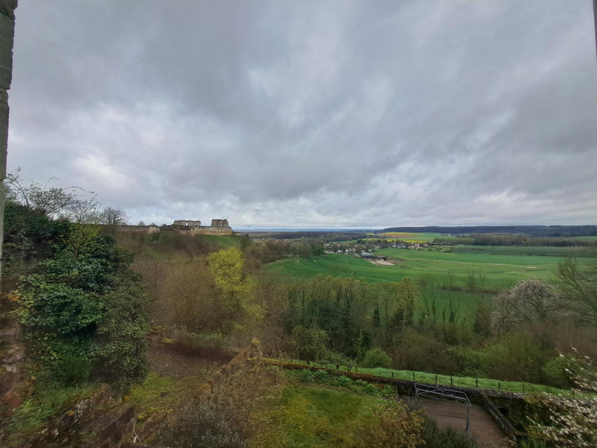 Location A Coucy Le Chateau Exterior foto