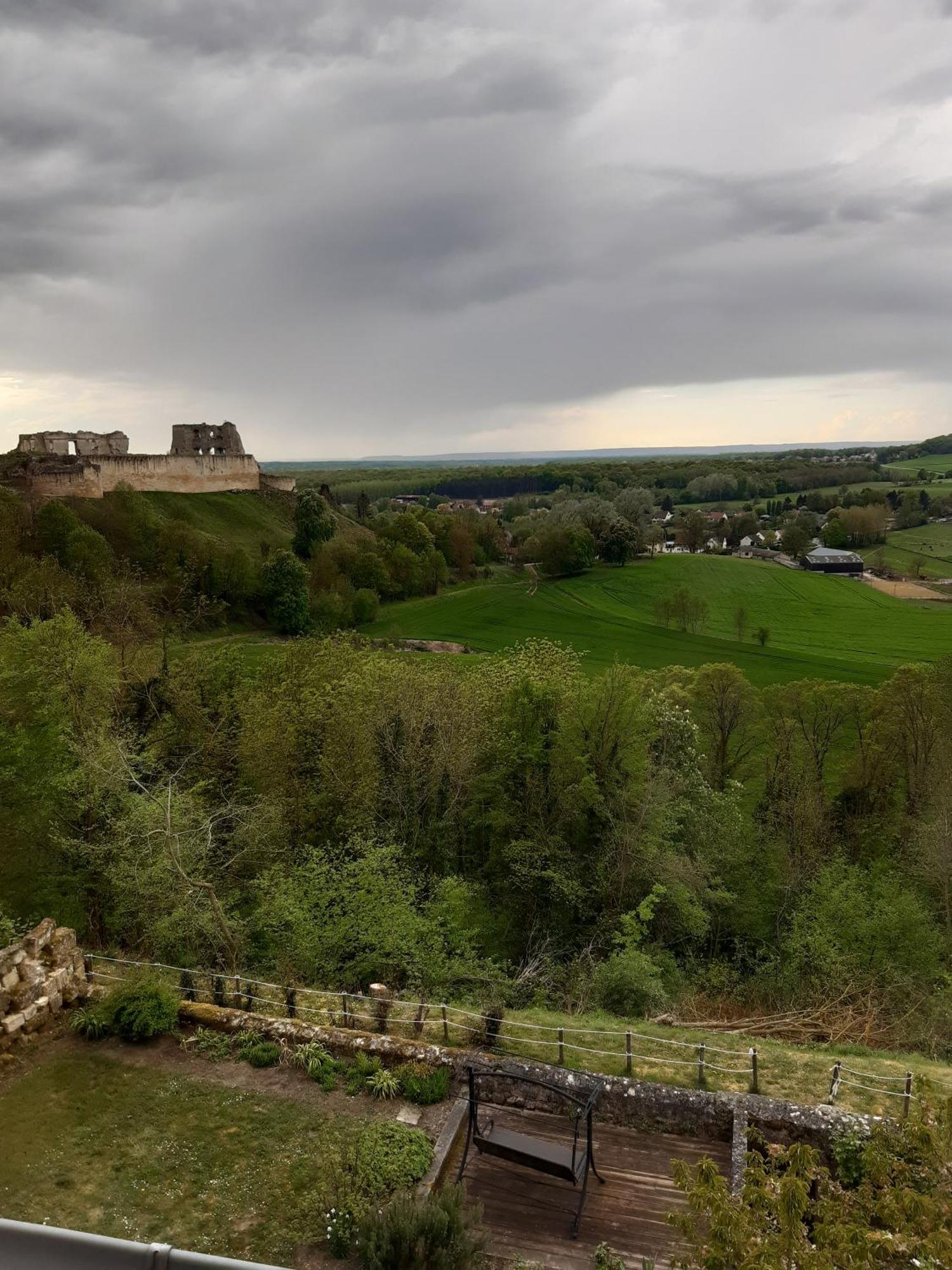 Location A Coucy Le Chateau Exterior foto